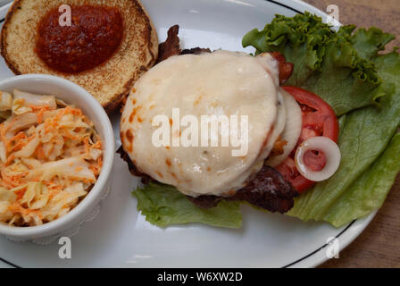 KING BEEF: Ein Gourmet-Cheeseburger mit Speck und einem seltenen Rettich wird in einem Restaurant in Savannah, Georgia, zum Mittagessen serviert. Stockfoto