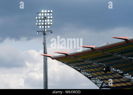 Karlsruhe, Deutschland. 03 Aug, 2019. Feature: Neue Scheinwerfer, alte Stadion Dach. GES/Fußball/2. Bundesliga: Karlsruher SC - Dynamo Dresden, 03.08.2019 Fußball: 2. Bundesliga: KSC vs Dynamo Dresden, Karlsruhe, August 3, 2019 | Verwendung der weltweiten Kredit: dpa/Alamy leben Nachrichten Stockfoto