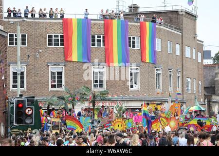 Brighton, Großbritannien, 3. August 2019 - Die Teilnehmer an der Parade nehmen an der diesjährigen Brighton Stolz. Kredit James Boardman/Alamy leben Nachrichten Stockfoto