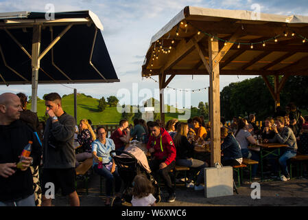 München, Germany-August 02,2019: Familien das Essen im Münchner Olympiapark genießen während der Sommer Festival Impark Stockfoto