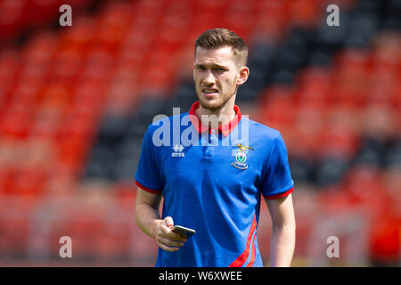 3. Aug. 2019, Tannadice Park, Dundee, Schottland, Ladbrokes Meisterschaft Fußball, Dundee United gegen Inverness Caledonian Thistle; Jamie McCart von Inverness Caledonian Thistle die Tonhöhe prüft vor dem Spiel. Stockfoto