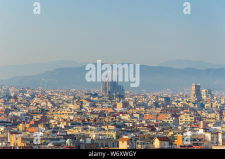 Panorama der Stadt Barcelona. Blick auf die Sagrada Familia auf Sonnenuntergang Stockfoto