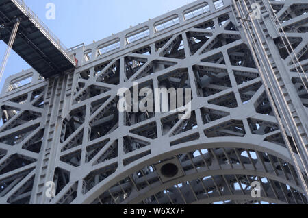 GWB: Eine Reise von New Jersey nach New York zu Fuß über die George Washington Brücke Details eine einzigartige Perspektive auf die weltberühmte Struktur. Stockfoto