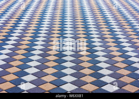 Mosaik von Farben stilvolle moderne Pflastersteine. Schöne Zusammenfassung Hintergrund. Stadt weg, im Bereich der Stein Stockfoto