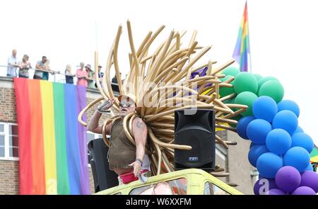 Brighton, Großbritannien, 3. August 2019 - Die Teilnehmer an der Parade nehmen an der diesjährigen Brighton Stolz. Kredit James Boardman/Alamy leben Nachrichten Stockfoto