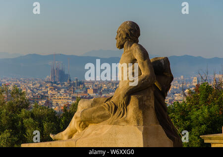 Statue vor dem Nationalen Kunstmuseum von Katalonien. Viewpiont auf die Kathedrale Sagrada Familia. Juni 2014, Barcelona, Spanien Stockfoto