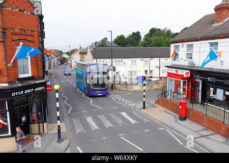 Eine Szene an der High Street in Kippax, Leeds. Stockfoto