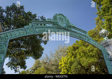 BERKELEY, CA/USA - Juni 15: Historische Sather Gate auf dem Campus der Universität von Kalifornien in Berkeley ist ein prominenet Wahrzeichen, die zu Sproul Stockfoto