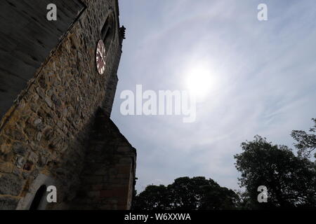 St. Mary's Kirche von England in Kippax, Leeds mit einem Sun Halo in den Himmel Stockfoto