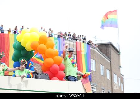 Brighton, Großbritannien, 3. August 2019 - Die Teilnehmer an der Parade nehmen an der diesjährigen Brighton Stolz. Kredit James Boardman/Alamy leben Nachrichten Stockfoto