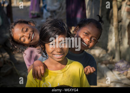 Portrait von 3 unbekannten indischen armes Kind Kind Mädchen lächelt draußen auf der Straße. Stockfoto