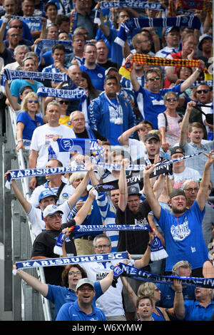 Karlsruhe, Deutschland. 03 Aug, 2019. KSC Fans feiern. GES/Fußball/2. Bundesliga: Karlsruher SC - Dynamo Dresden, 03.08.2019 Fußball: 2. Bundesliga: KSC vs Dynamo Dresden, Karlsruhe, August 3, 2019 | Verwendung der weltweiten Kredit: dpa/Alamy leben Nachrichten Stockfoto