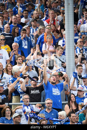 Karlsruhe, Deutschland. 03 Aug, 2019. KSC Fans feiern. GES/Fußball/2. Bundesliga: Karlsruher SC - Dynamo Dresden, 03.08.2019 Fußball: 2. Bundesliga: KSC vs Dynamo Dresden, Karlsruhe, August 3, 2019 | Verwendung der weltweiten Kredit: dpa/Alamy leben Nachrichten Stockfoto