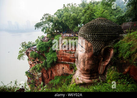 Seitenansicht des Leshan Giant Buddha in der Provinz Sichuan, China. Größte Buddha in der Welt. Stockfoto