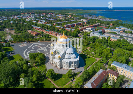 St. Nikolaus Marine Kathedrale im Stadtbild an einem sonnigen Juni Tag (Luftaufnahmen). Kronstadt, Russland Stockfoto