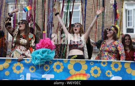 Brighton, Großbritannien, 3. August 2019 - Die Teilnehmer an der Parade nehmen an der diesjährigen Brighton Stolz. Kredit James Boardman/Alamy leben Nachrichten Stockfoto