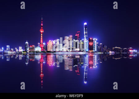 Shanghai City Skyline und der Reflexion in der Nacht, China. Stockfoto