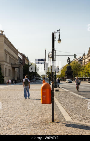 Berlin, Deutschland - 19. September 2018: zu Fuß auf der Straße Unter den Linden, das Reiterdenkmal Friedrichs des Großen Stockfoto