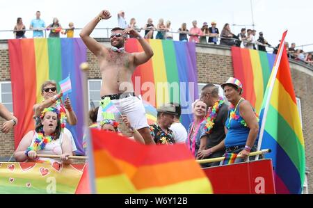 Brighton, Großbritannien, 3. August 2019 - Die Teilnehmer an der Parade nehmen an der diesjährigen Brighton Stolz. Kredit James Boardman/Alamy leben Nachrichten Stockfoto
