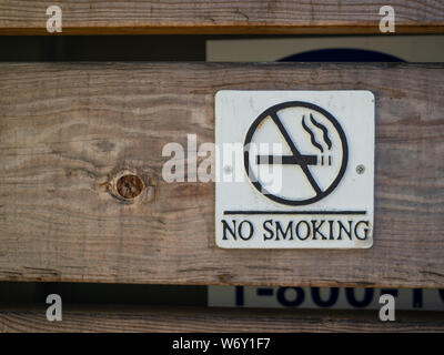 Rauchen logo und Warnung auf Holzbrett Wall veröffentlicht Stockfoto