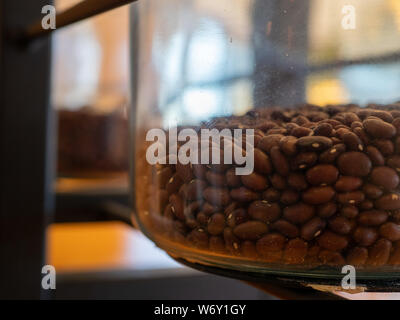 Getrocknete schwarze Bohnen im Glas sitzen erhalten Stockfoto