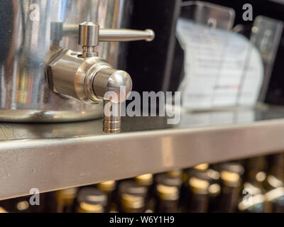 Stahl Getränkespender Griff in die geschlossene Position sitzen im Regal Stockfoto