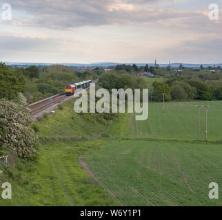 DB Cargo Class 67 Lokomotive bei Hencott (nördlich von Shrewsbury) mit dem 1716 Cardiff Central nach Holyhead' Gerald von Wales' oder 'WAG Express Train' Stockfoto