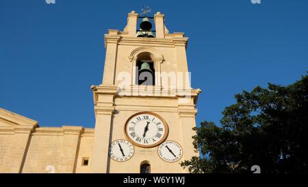 Valletta, die Hauptstadt von Malta. Dies ist einer der beiden Türme von St. John's Co-Cathedral, dem heiligen Johannes dem Täufer geweiht. Stockfoto