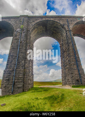 Detailansicht eines grossen alten viktorianischen Eisenbahnviadukt über Tal in ländlichen Landschaft Landschaft Stockfoto