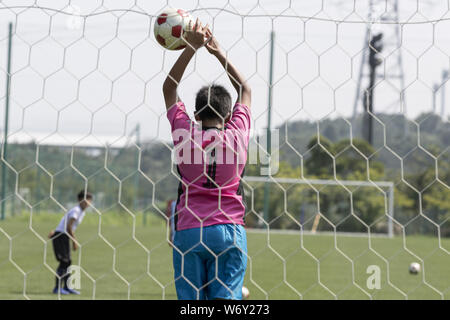 Fukushima, Japan. 2 Aug, 2019. Jungen Fußball-Spieler trainieren in der J-Dorf National Training Center während des ''Tohoku Media Tour: Fukushima Kurs'' Veranstaltung. Die jährliche Veranstaltung, organisiert von der Tokyo Metropolitan Government (TMG) präsentiert die Wiederherstellungsmaßnahmen in Fukushima, der von der 2011 grossen Osten Japan Erdbeben betroffen. Credit: Rodrigo Reyes Marin/ZUMA Draht/Alamy leben Nachrichten Stockfoto