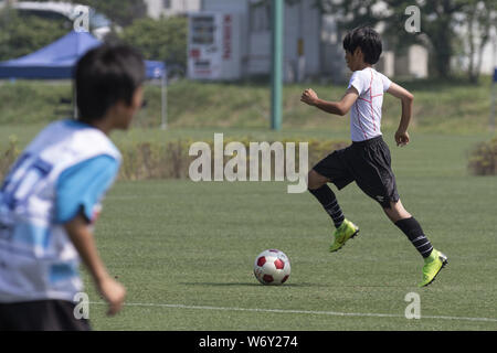 Fukushima, Japan. 2 Aug, 2019. Jungen Fußball-Spieler trainieren in der J-Dorf National Training Center während des ''Tohoku Media Tour: Fukushima Kurs'' Veranstaltung. Die jährliche Veranstaltung, organisiert von der Tokyo Metropolitan Government (TMG) präsentiert die Wiederherstellungsmaßnahmen in Fukushima, der von der 2011 grossen Osten Japan Erdbeben betroffen. Credit: Rodrigo Reyes Marin/ZUMA Draht/Alamy leben Nachrichten Stockfoto