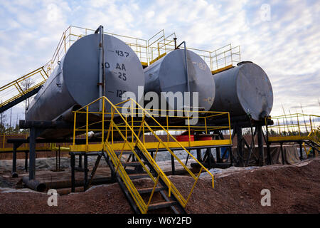 Ölindustrie. Öltanks für Erdölprodukte in der Raffinerie. Klärgruben, um die Nutzung der unterirdischen Kläranlage Stockfoto