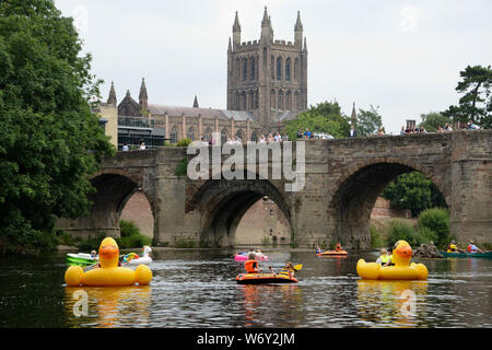 Wye River Float & Musik Festival, 2019. Hereford Ruderverein, Fluss Wye, Hereford. Die Teilnehmer nehmen an den Fluss Wye auf alle Weise der Schlauchboote. Stockfoto