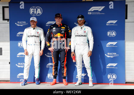 Budapest, Ungarn. 3. August 2019. Top 3 Qualifikanten Max Verstappen der Niederlande und Red Bull Racing, Valtteri Bottas von Finnland und Mercedes GP und Lewis Hamilton Großbritannien und Mercedes GP Feiern im Parc Ferme während qualifizieren für die F1 Grand Prix von Ungarn Stockfoto