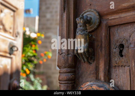 Griechenland, Rhodos, die größte der Dodekanes Inseln. Mittelalterliche Altstadt. Garten Tür detail. UNESCO Stockfoto