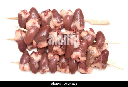 Rohes Huhn herzen Kebabs auf weißem Hintergrund Stockfoto