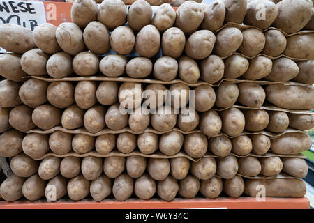 Rotbraun Kartoffeln aufgeschichtet hoch in Abschnitt produzieren in sauberen Supermarkt Stockfoto