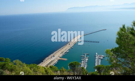 Stadt von Castellammare del Golfo, Provinz Trapani, Sizilien. In den frühen Morgenstunden, das einen seitlichen Blick auf den Hafen. Stockfoto