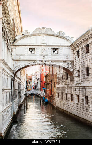 Seufzerbrücke Canal bei Sonnenaufgang, Venedig, Italien. Stockfoto