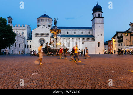 TRENTO, Italien - 18 Juli, 2019 - Landschaftsfotos von San Vigilio Kathedrale, eine römisch-katholische Kathedrale in Trient, Italien Stockfoto