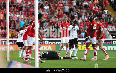 Die fulham Floyd Ayite (Mitte) reagiert, nachdem der Versuch, einen Schuß auf Ziel während der Sky Bet Meisterschaft Gleiches an Oakwell Barnsley. Stockfoto