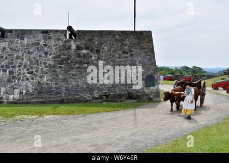 Reenactors reenacting britischen Soldaten und amerikanischen Kolonisten während der amerikanischen Revolution im Jahre 1776 am Fort Ticonderoga in Upstate New York Stockfoto