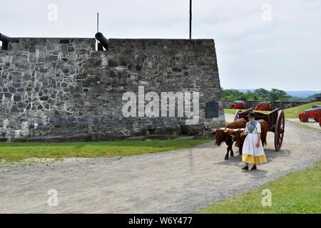 Reenactors reenacting britischen Soldaten und amerikanischen Kolonisten während der amerikanischen Revolution im Jahre 1776 am Fort Ticonderoga in Upstate New York Stockfoto