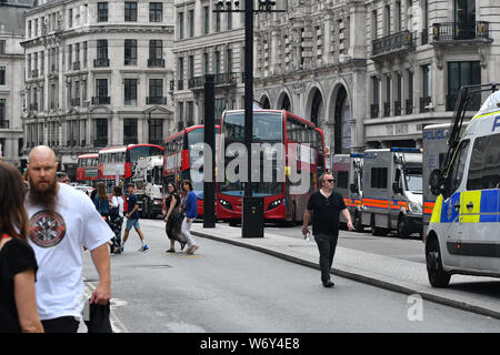 Wie speichert ist London? Stop Tommy, stoppen die Rassisten mit allen Polizei stellt Sie in die beiden mittleren Gruppe nicht mögen einander unterbrechen für die gesamte Gesellschaft und Tourismus? Eine Seite März 'Tommy' und eine andere Seite anti-faschistischen auf beiden Seiten ziemlich gesehen aggressionson vom 3. August 2019, Oxford Street, London, UK Stockfoto