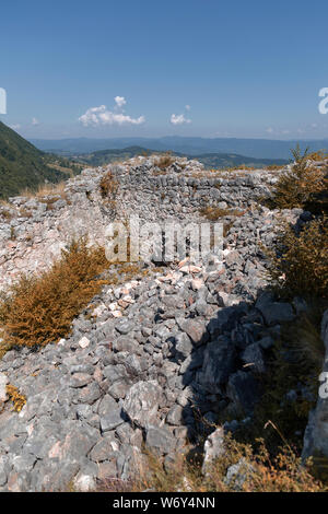 Serbien - die Ruinen der mittelalterlichen Festung Solotnik auf einem der Alpen von Tara Berg Stockfoto