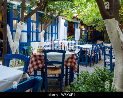 Typisch griechische Taverne in der Stadt Agios Nikolaos auf der Mittelmeerinsel Kreta in Griechenland Stockfoto