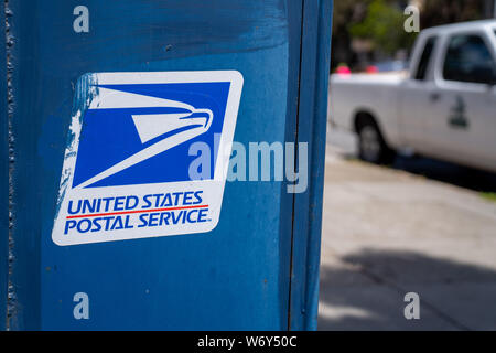 United States Postal Service USPS, Logo und auf mail box auf Bürgersteig Stockfoto