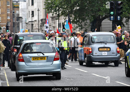 Wie speichert ist London? Stop Tommy, stoppen die Rassisten mit allen Polizei stellt Sie in die beiden mittleren Gruppe nicht mögen einander unterbrechen für die gesamte Gesellschaft und Tourismus? Eine Seite März 'Tommy' und eine andere Seite anti-faschistischen auf beiden Seiten ziemlich gesehen aggressionson vom 3. August 2019, Oxford Street, London, UK Stockfoto