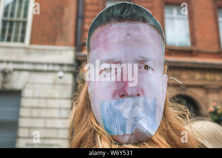 London, Großbritannien. 3. August 2019. Unterstützer von Stephen Yaxley-Lennon, bekannt als Tommy Robinson in Westminster protestieren. seiner Entlassung aus dem Gefängnis anspruchsvoll. Tommy Robinson war der Gründer der rechtsextremen Organisation EDL English Defence League, die für Missachtung des Gerichts im Old Bailey Credit inhaftiert wurde: Amer ghazzal/Alamy leben Nachrichten Stockfoto