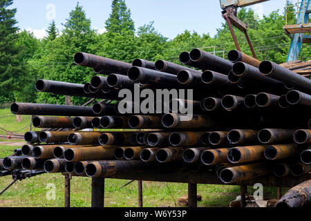 Öl des Bohrgestänges. Rusty Bohrgestänge wurden in den gut Abschnitt gebohrt. Downhole-daten Bohranlage. Verlegung der Rohrleitung auf dem Deck. Blick auf die Shell von Drill pip Stockfoto